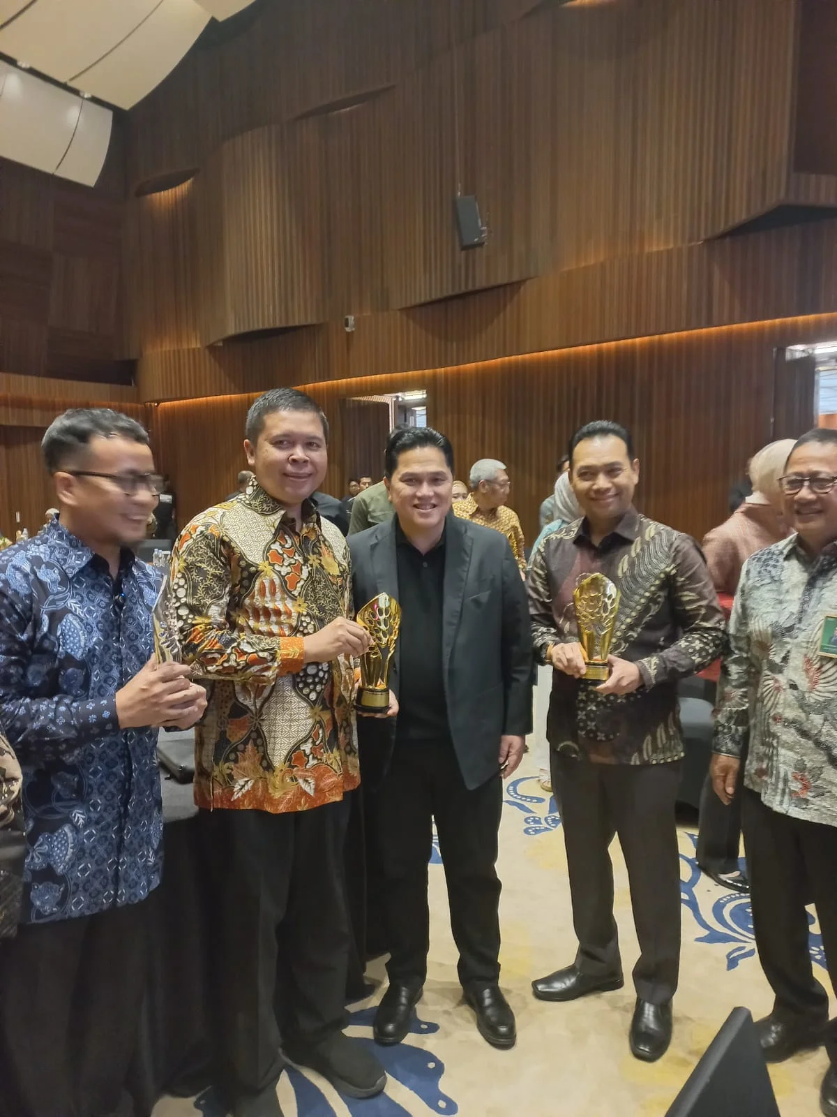 Direktur Utama PT BPRS Almabrur Klaten, M Hanny Naufal bersama Menteri Pemuda dan Olahraga Erick Thohir.